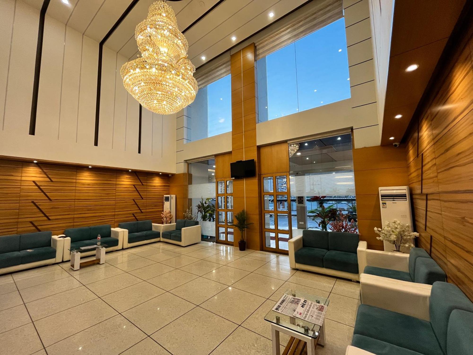 Hotel Grand Darshan Vadodara Buitenkant foto