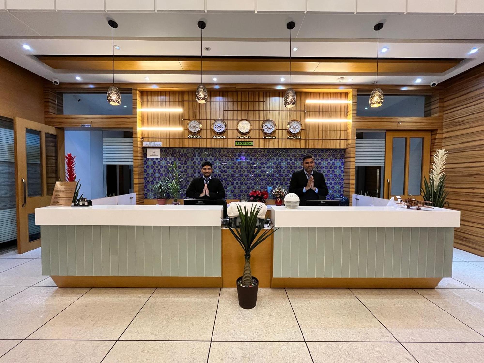 Hotel Grand Darshan Vadodara Buitenkant foto