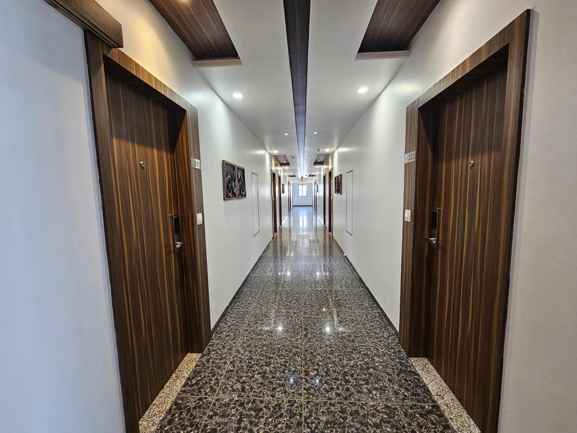 Hotel Grand Darshan Vadodara Buitenkant foto