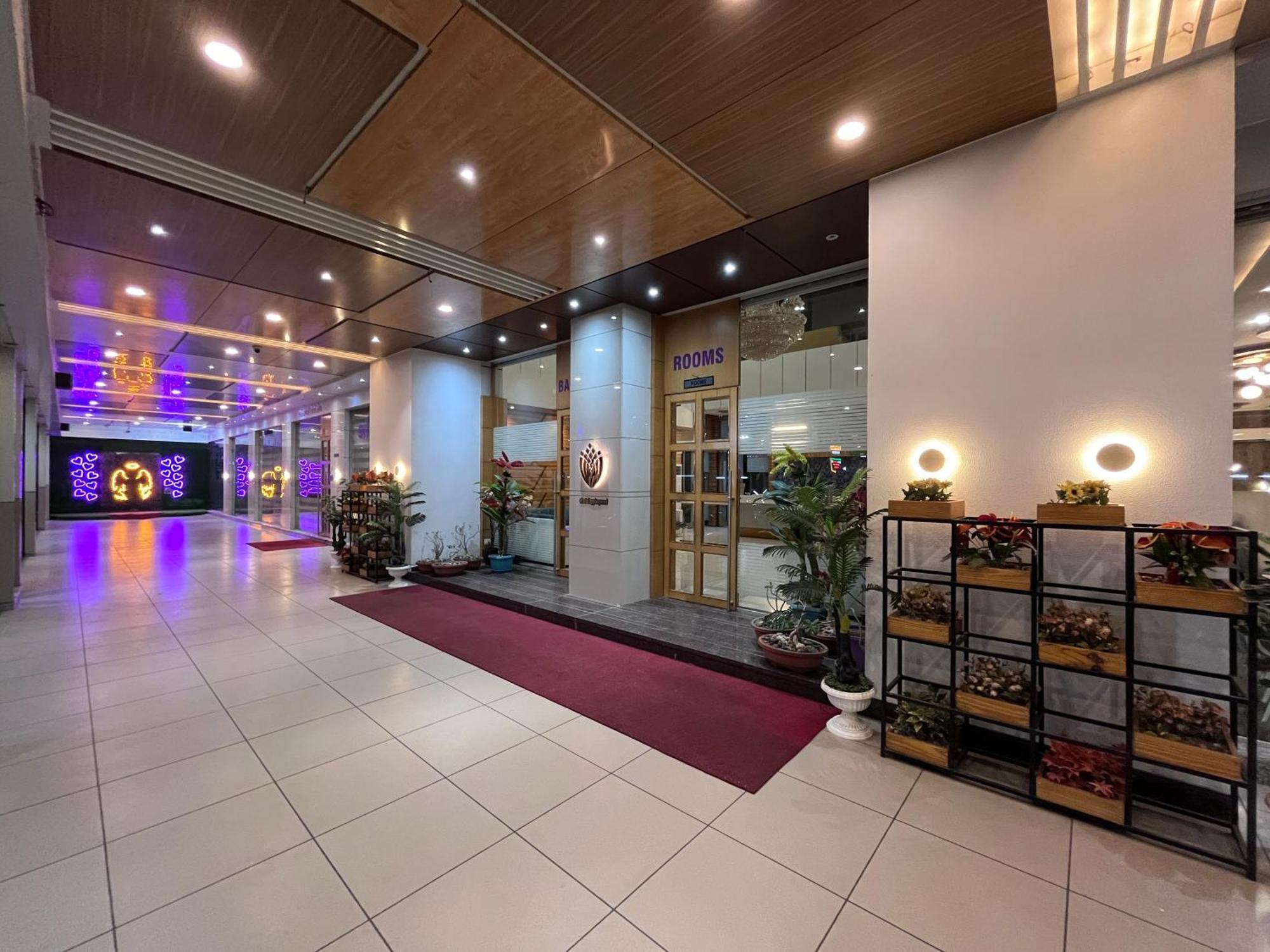 Hotel Grand Darshan Vadodara Buitenkant foto