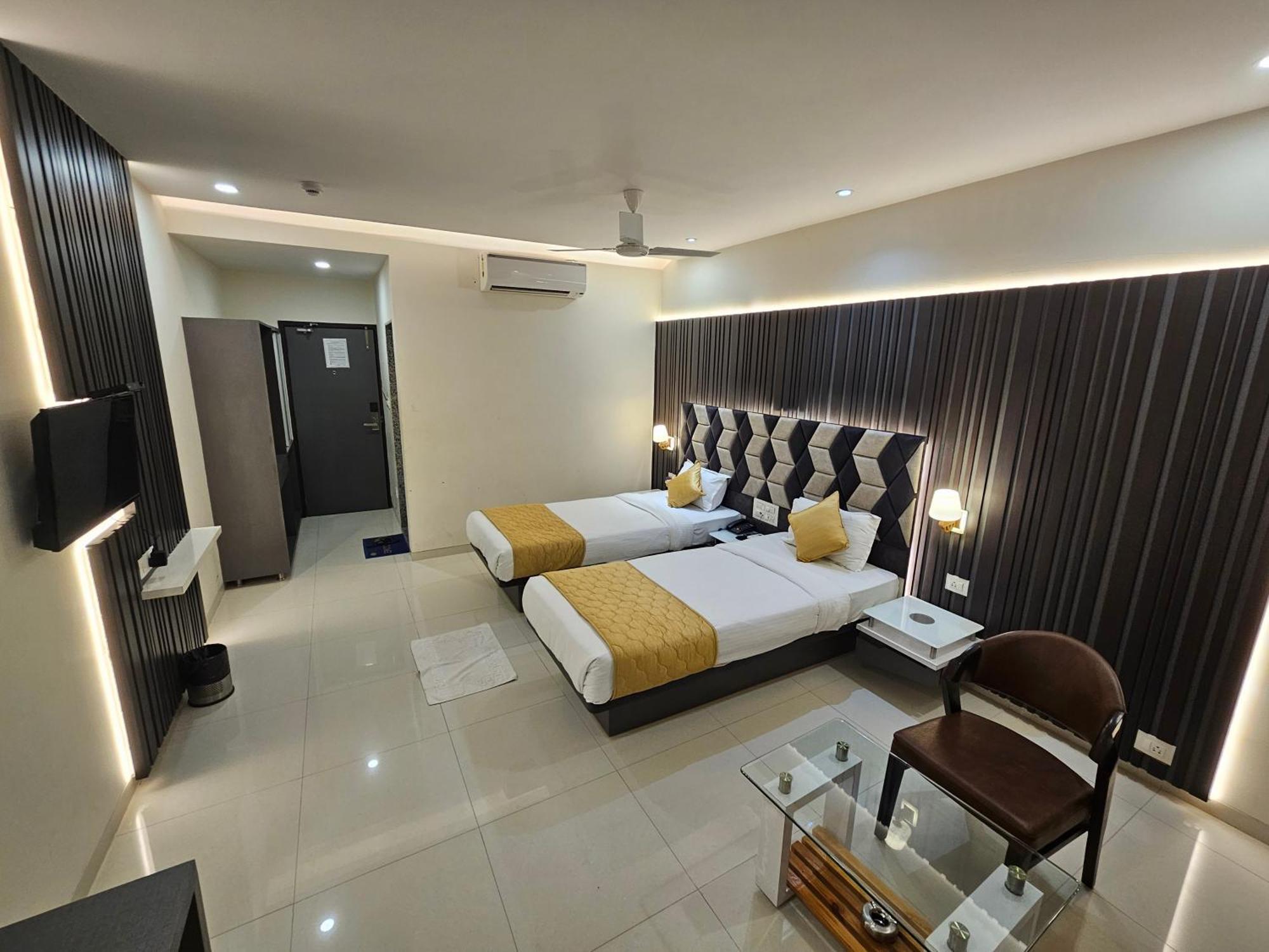 Hotel Grand Darshan Vadodara Buitenkant foto
