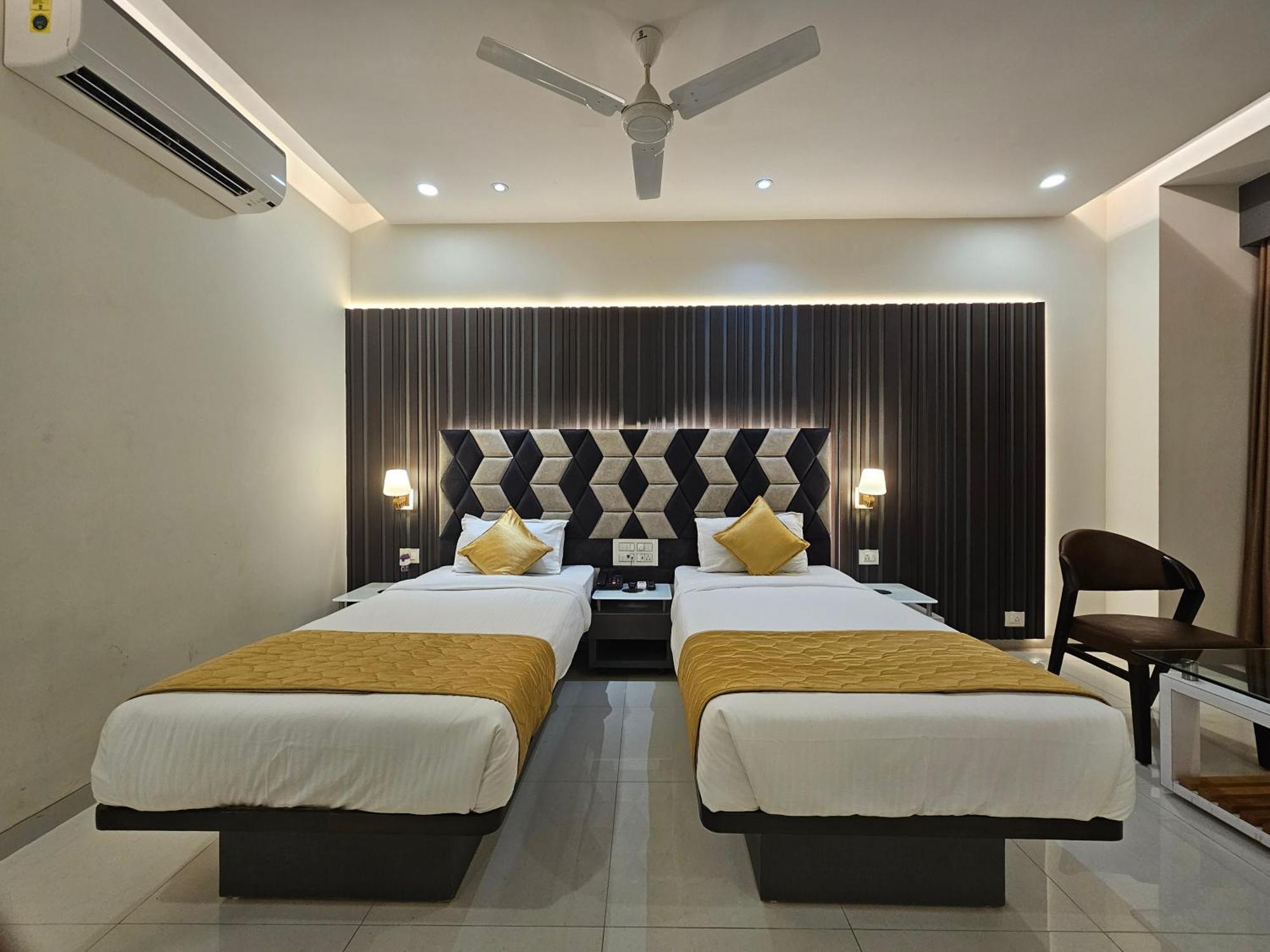 Hotel Grand Darshan Vadodara Buitenkant foto
