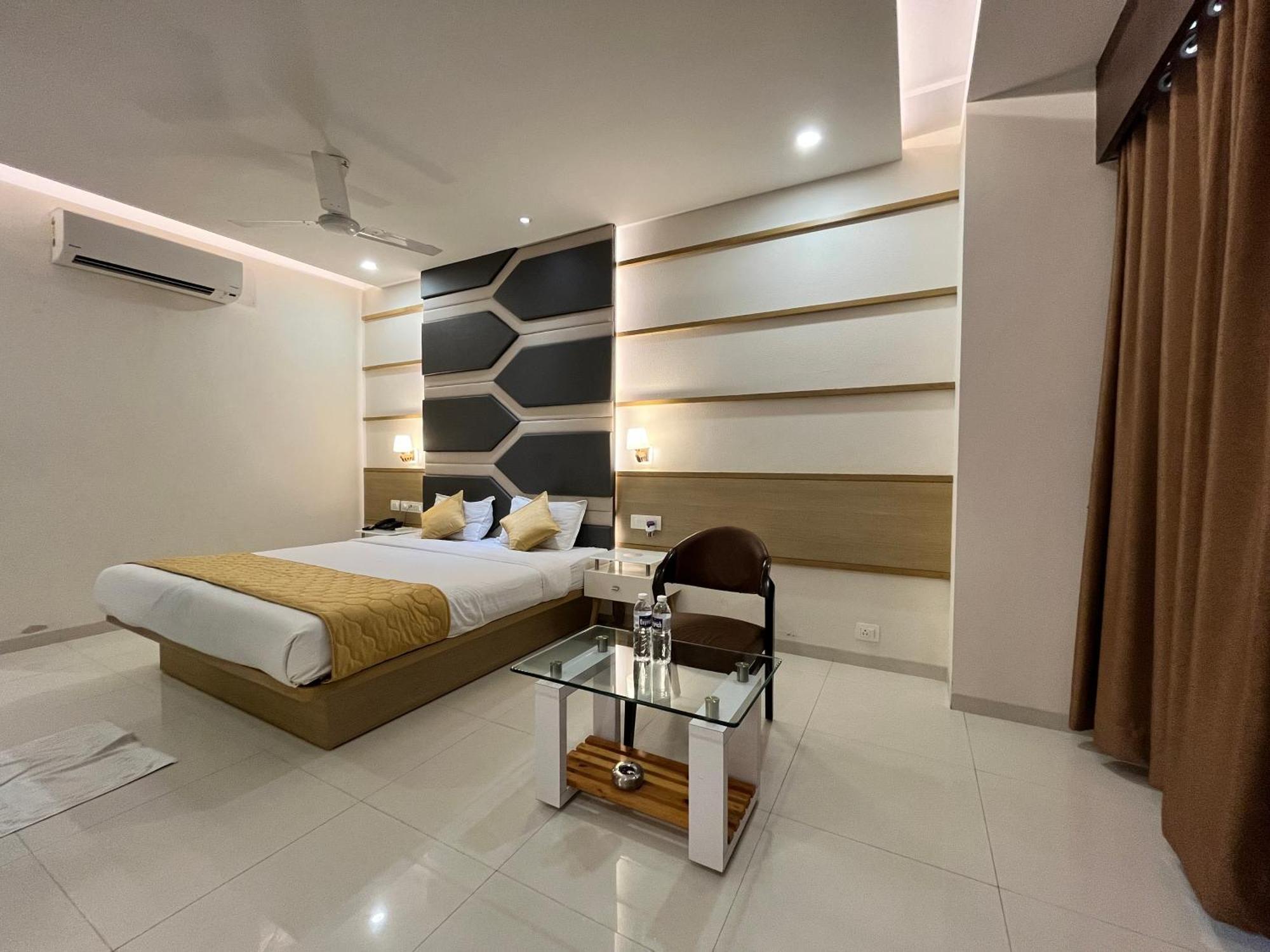 Hotel Grand Darshan Vadodara Buitenkant foto