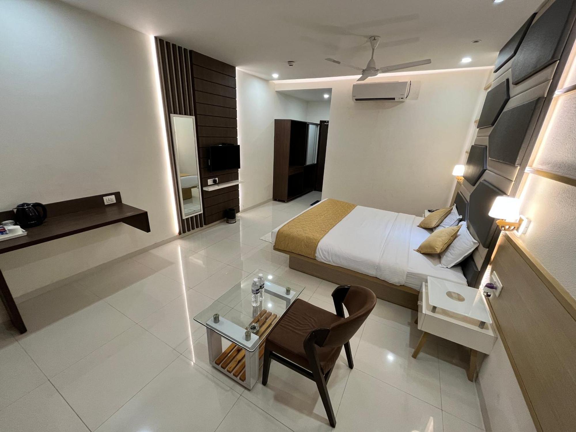 Hotel Grand Darshan Vadodara Buitenkant foto