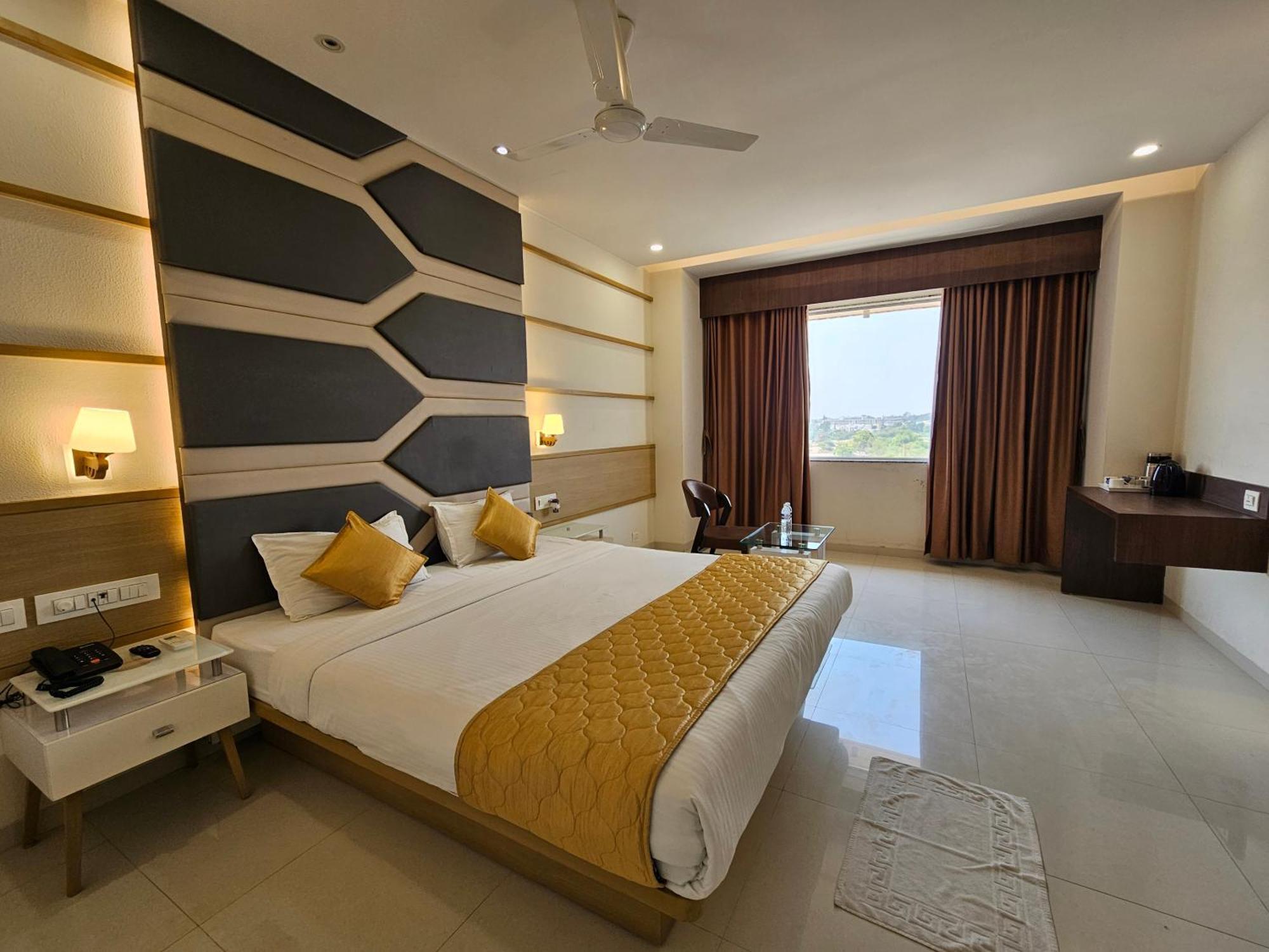 Hotel Grand Darshan Vadodara Buitenkant foto