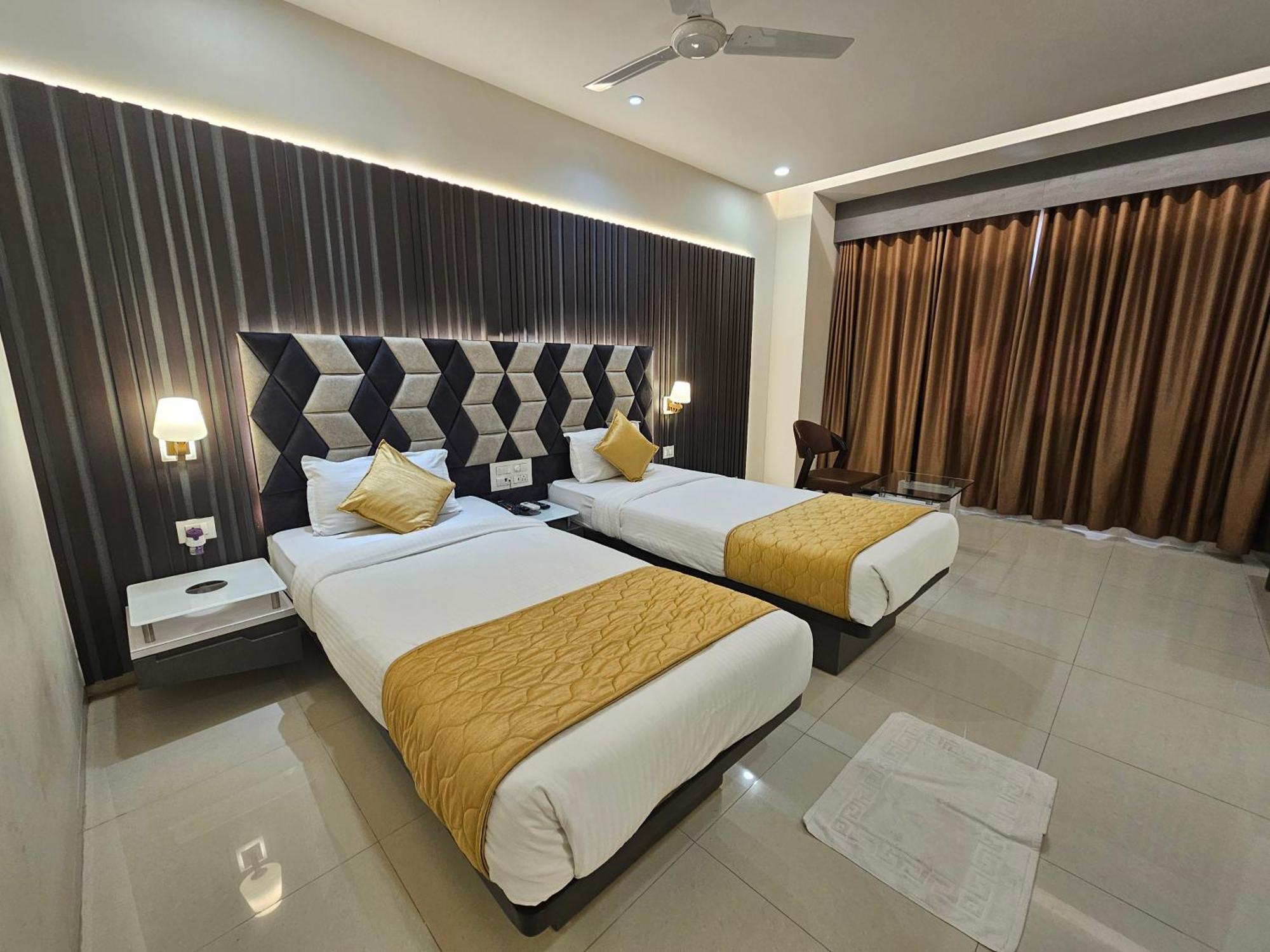 Hotel Grand Darshan Vadodara Buitenkant foto