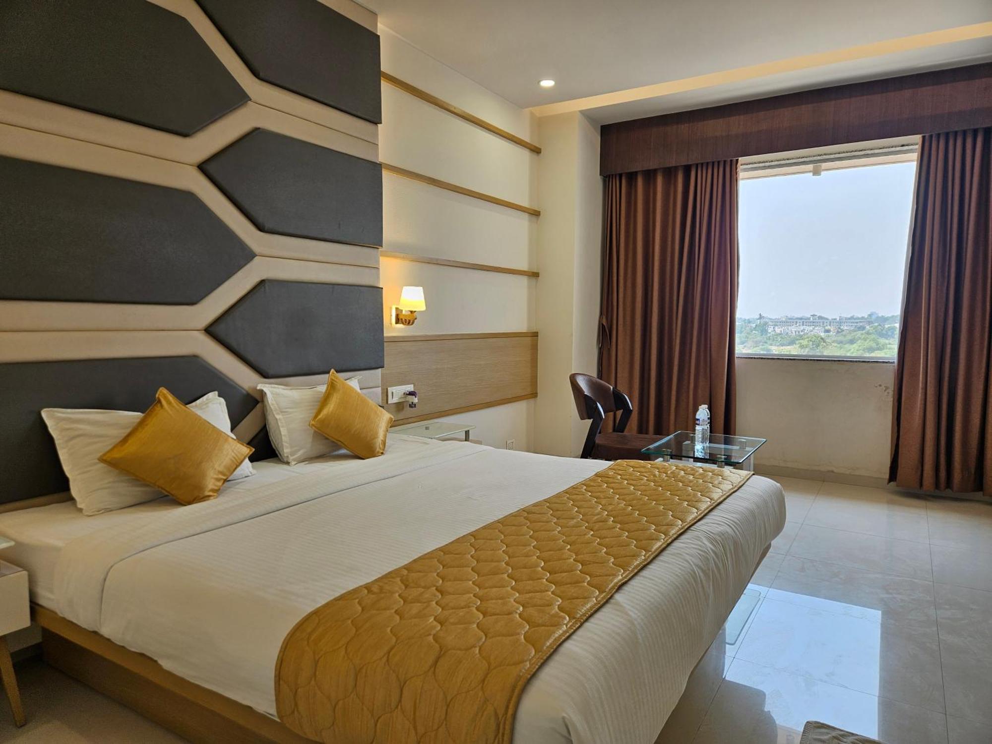 Hotel Grand Darshan Vadodara Buitenkant foto
