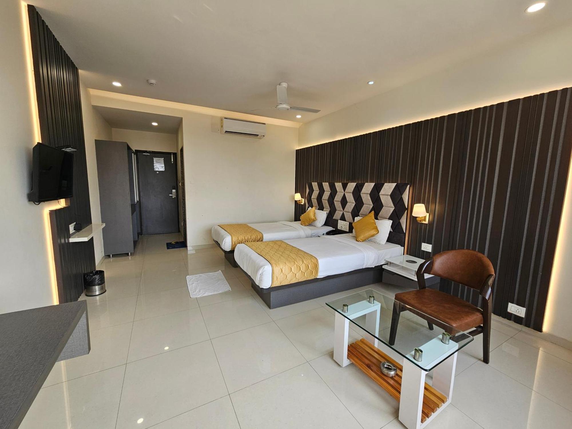 Hotel Grand Darshan Vadodara Buitenkant foto