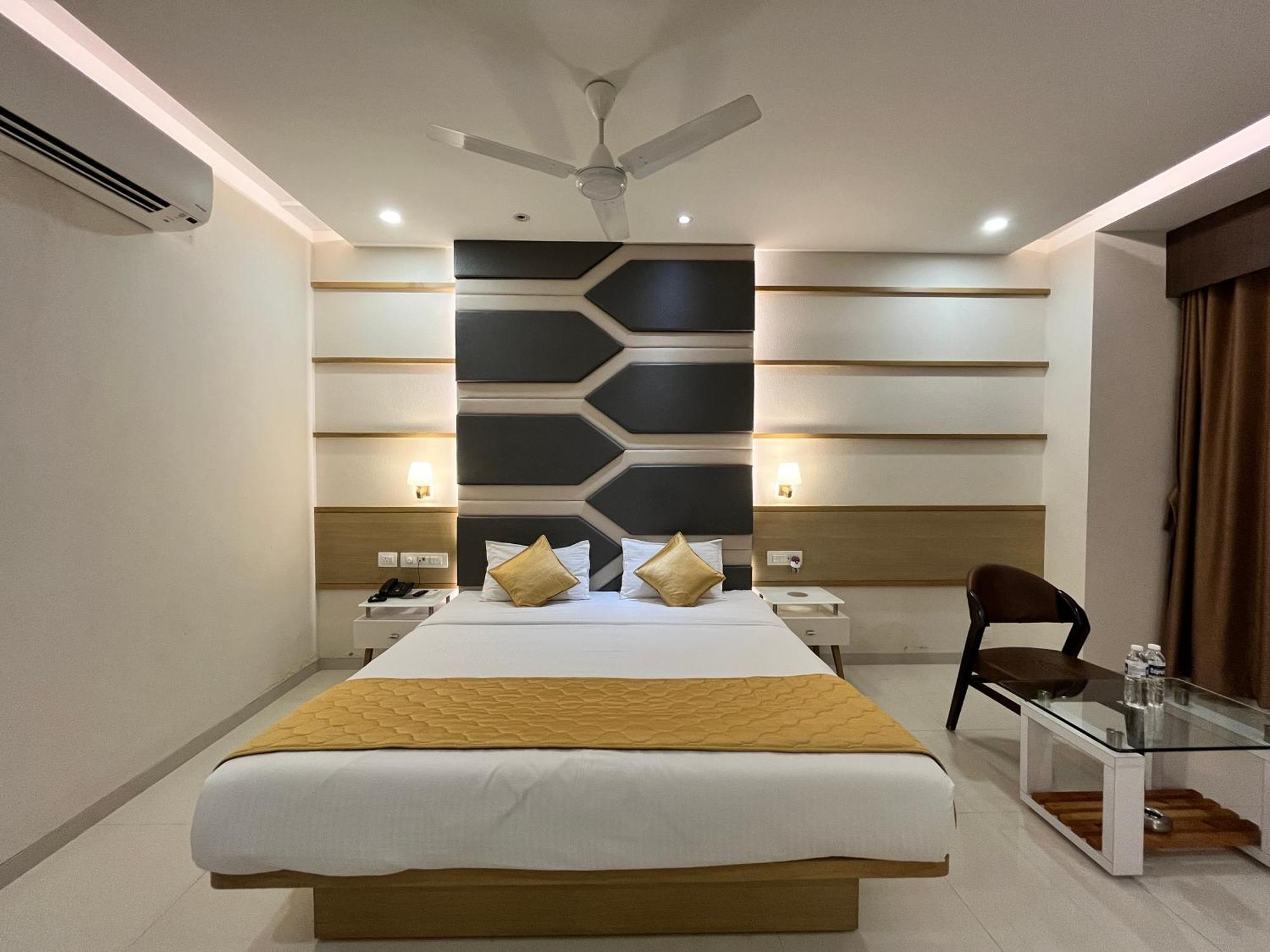 Hotel Grand Darshan Vadodara Buitenkant foto