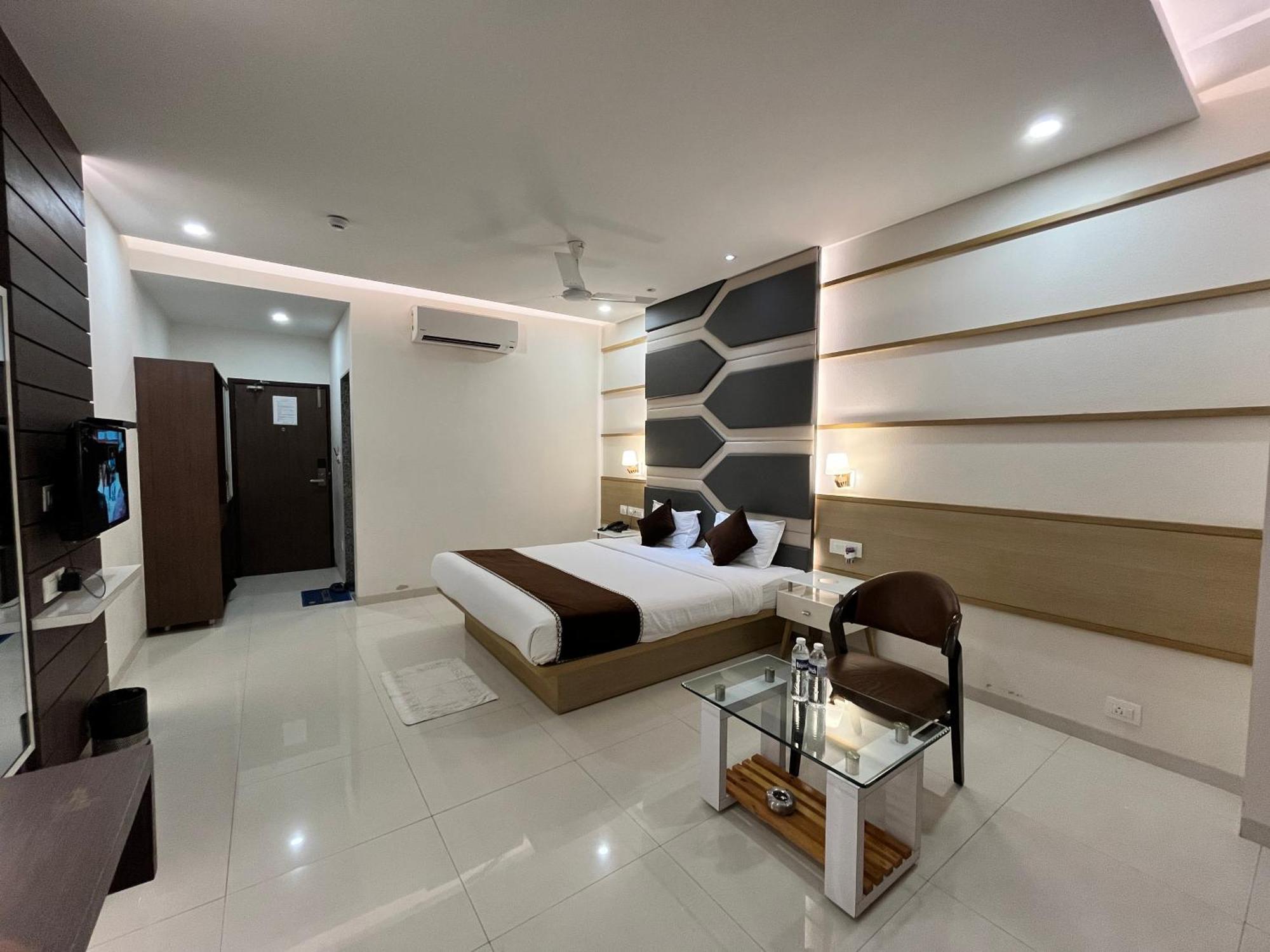 Hotel Grand Darshan Vadodara Buitenkant foto