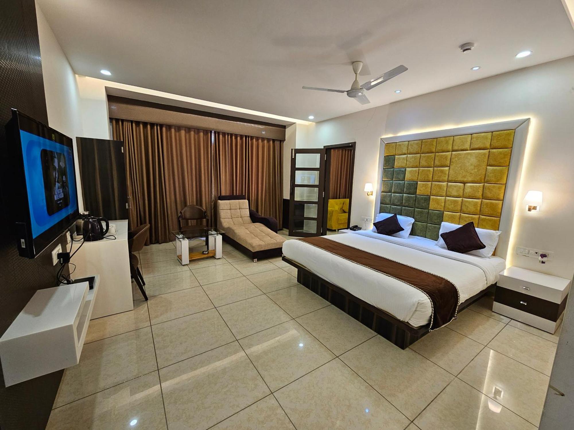 Hotel Grand Darshan Vadodara Buitenkant foto