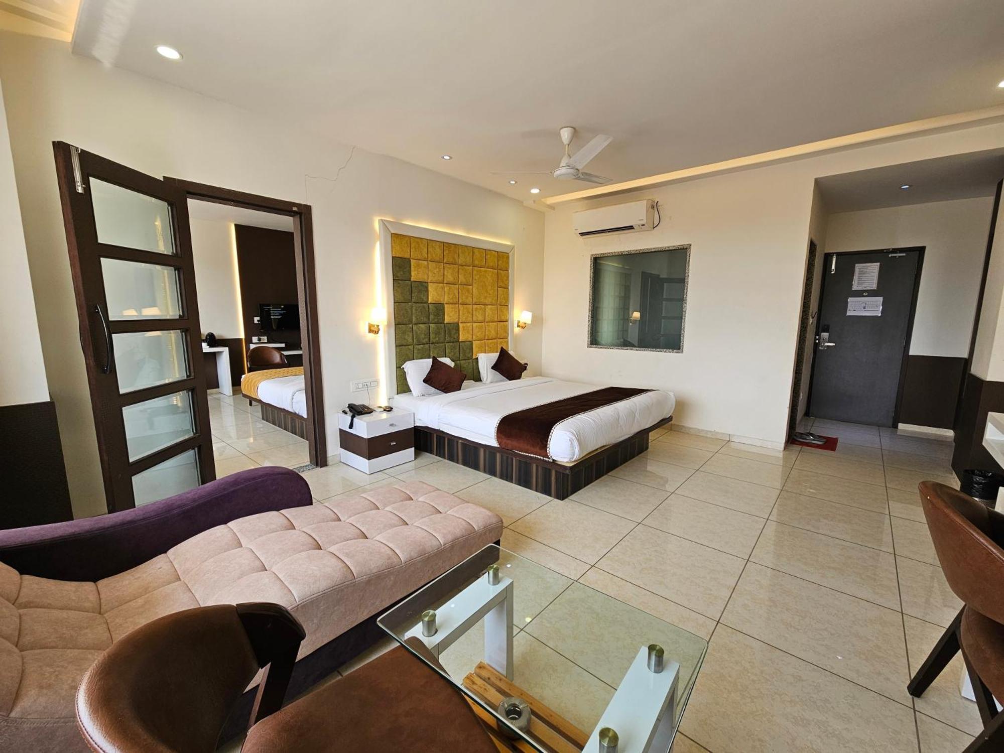 Hotel Grand Darshan Vadodara Buitenkant foto