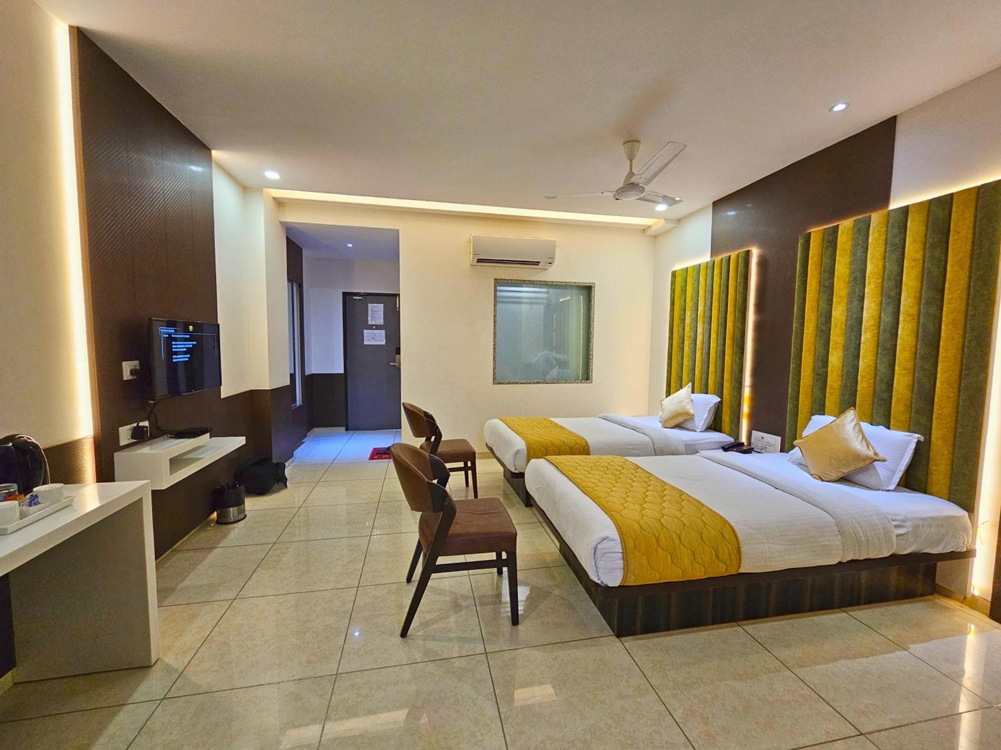 Hotel Grand Darshan Vadodara Buitenkant foto