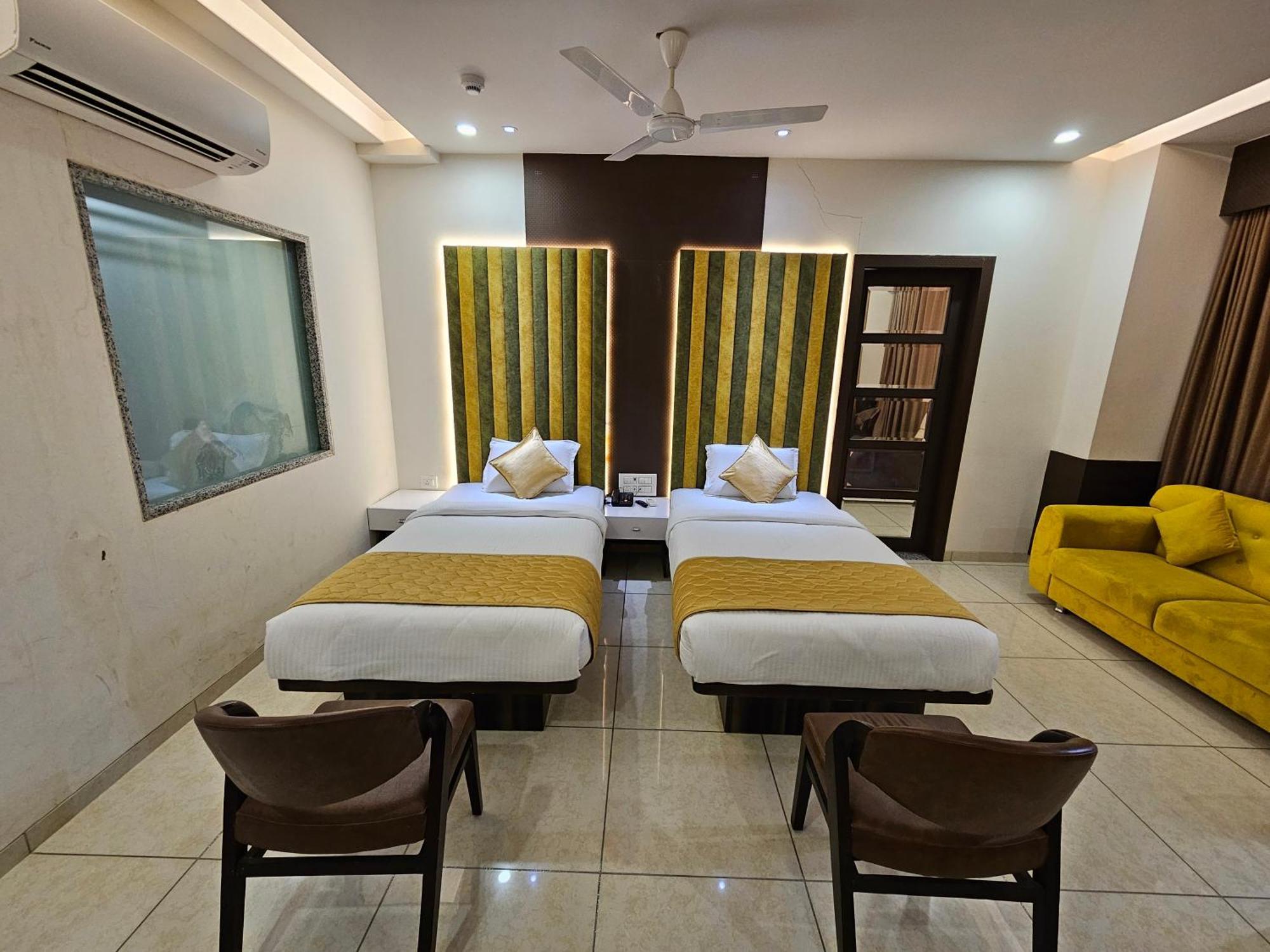 Hotel Grand Darshan Vadodara Buitenkant foto