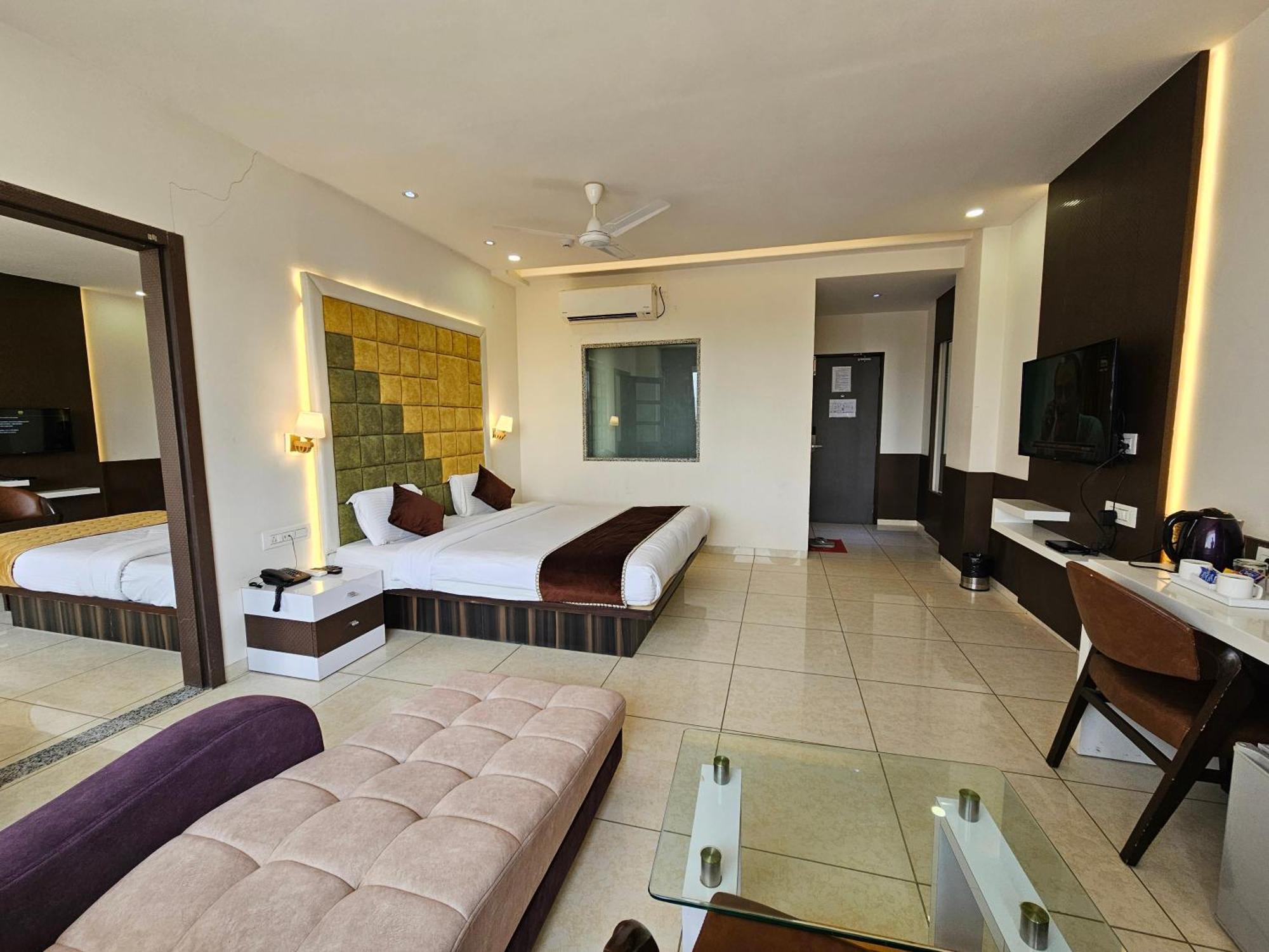 Hotel Grand Darshan Vadodara Buitenkant foto