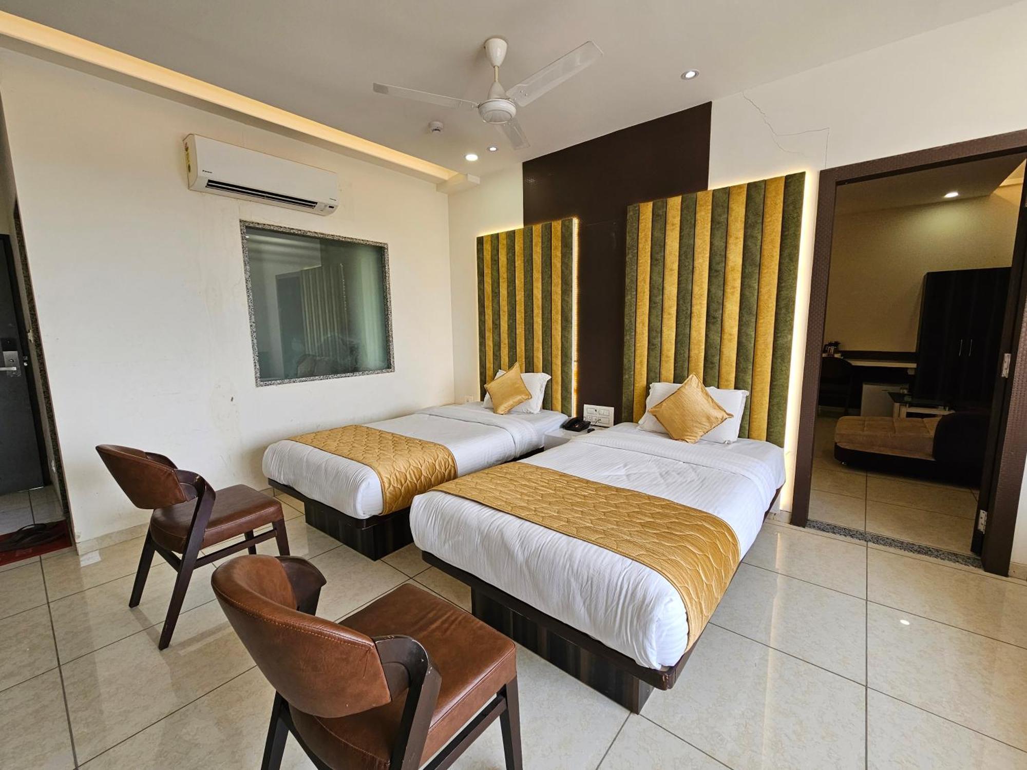 Hotel Grand Darshan Vadodara Buitenkant foto