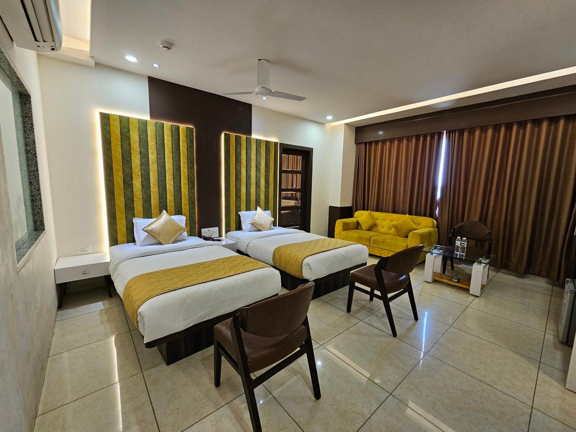 Hotel Grand Darshan Vadodara Buitenkant foto