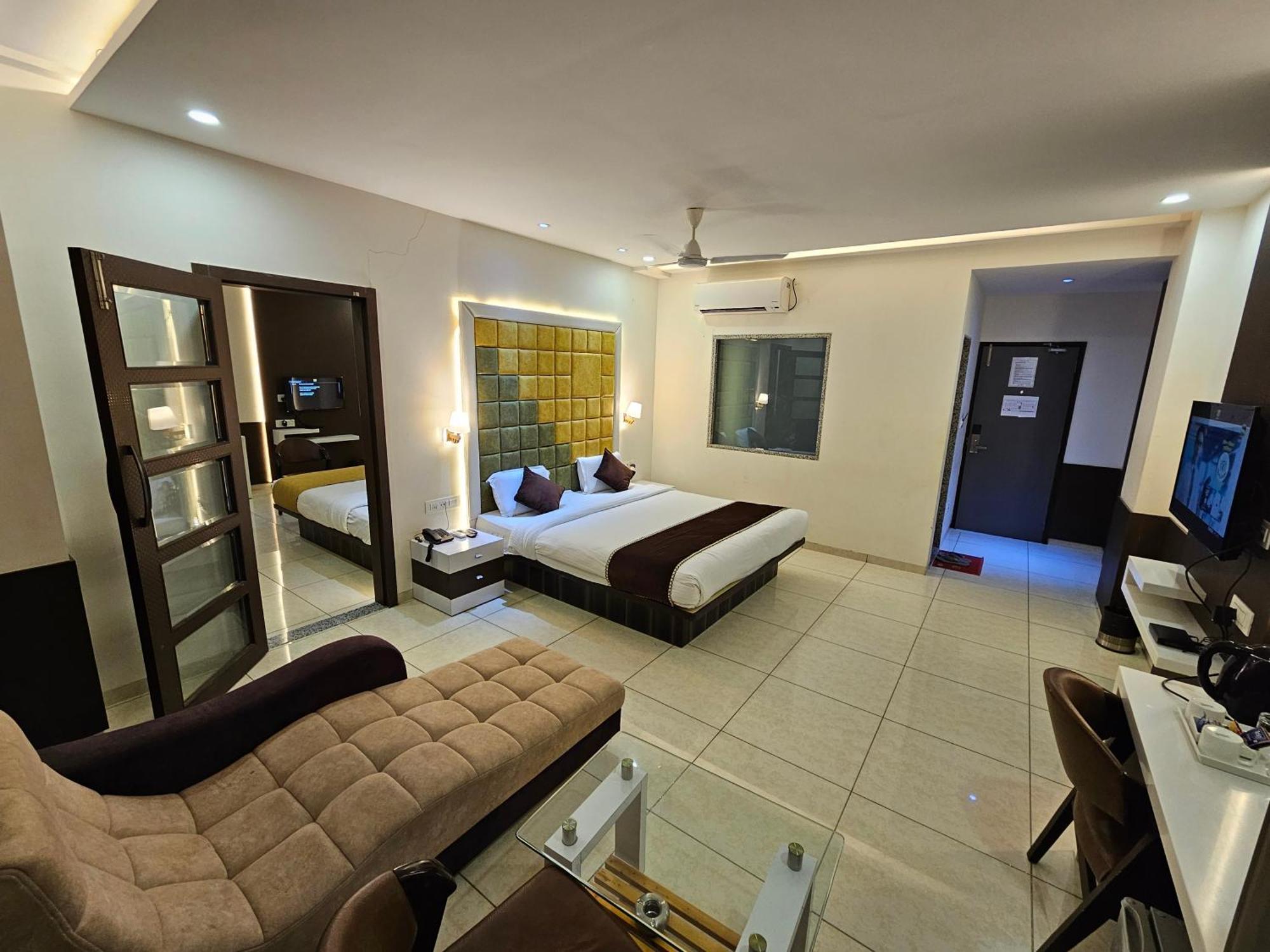Hotel Grand Darshan Vadodara Buitenkant foto