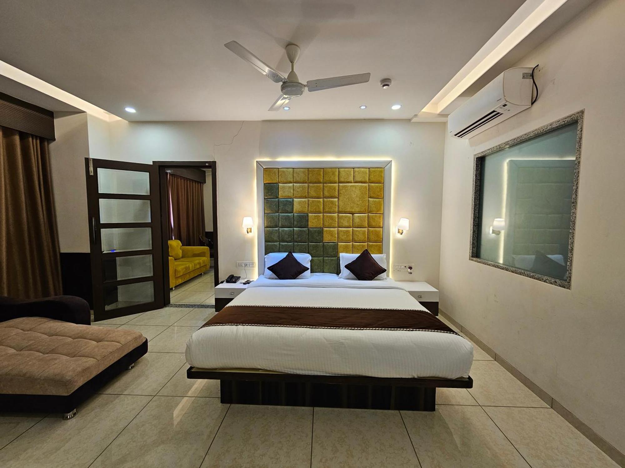 Hotel Grand Darshan Vadodara Buitenkant foto