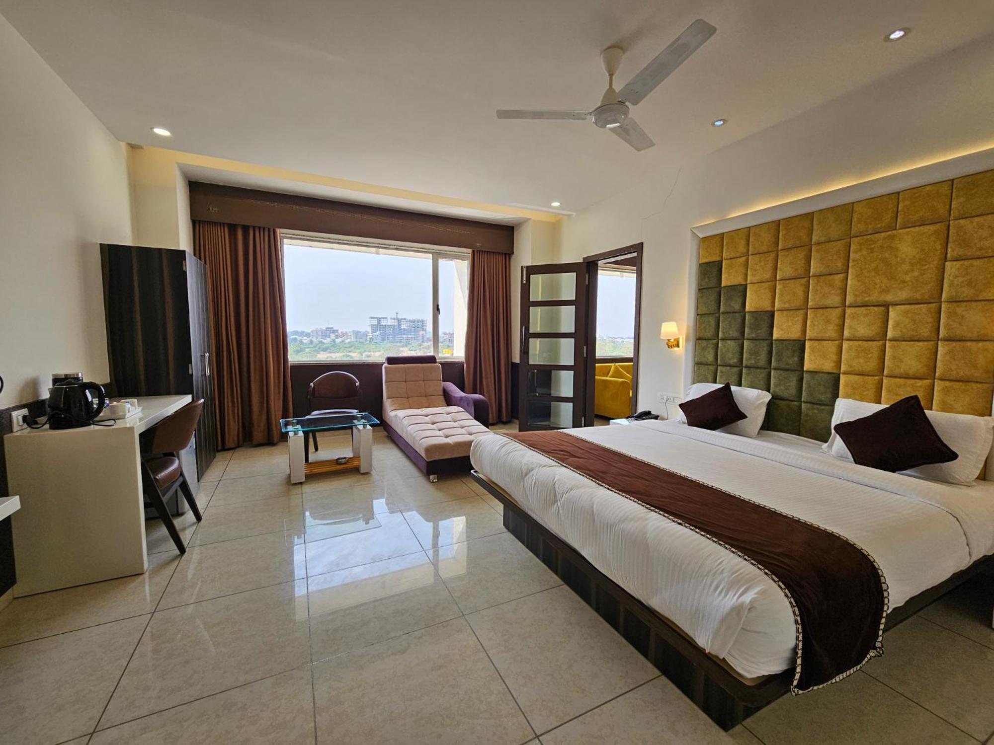 Hotel Grand Darshan Vadodara Buitenkant foto