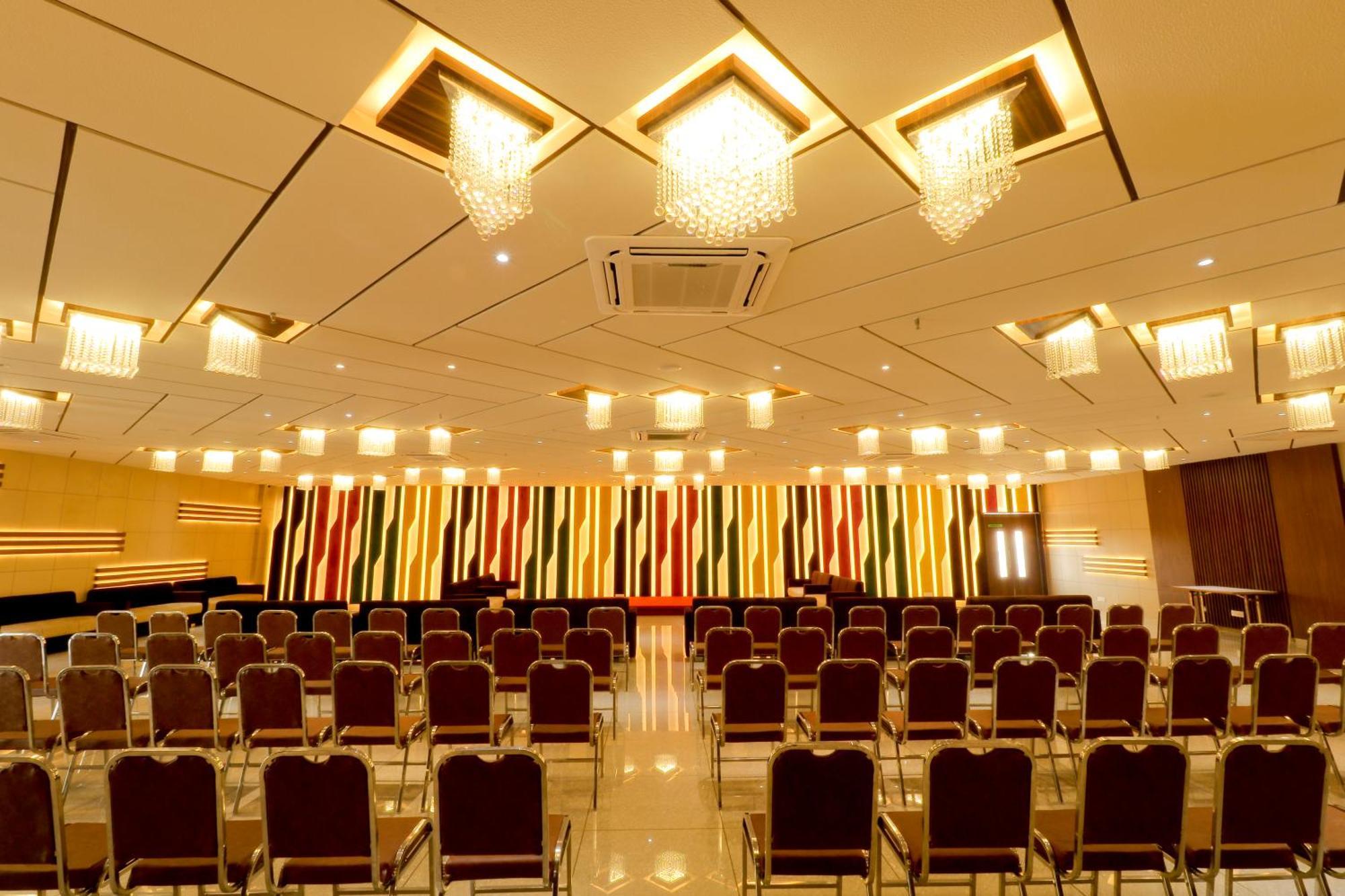 Hotel Grand Darshan Vadodara Buitenkant foto